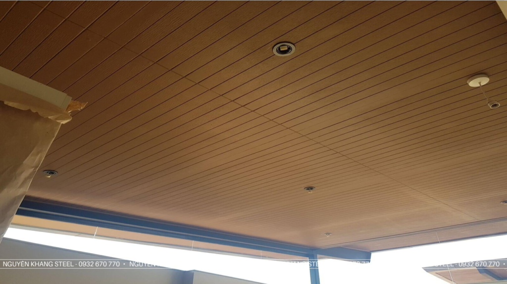 Tấm Xi Măng Giả Gỗ Ốp Trần SHERA 2026: Giá 65k/thanh Chống Nước, Dễ Lắp, Ốp Trần Ngoài Trời Tấm Xi Măng Giả Gỗ Ốp Trần